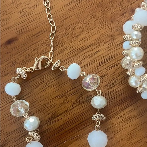 Liz Claiborne White Pearl Jewelry Set - Picture 8 of 9